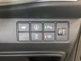 ハンドルの右側にはヘットライトリベライザーとHondaセンシング用のVSA解除スイッチなどがついています。ヘッドライトリベライザーは道路状況や積荷の加重に応じてライトの高さを調節できます。