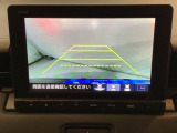 バックでの車庫入れも安心です! リアカメラが付いているバックモニター付のナビを装備しております。操作線もついており距離感も画面から確認できます。