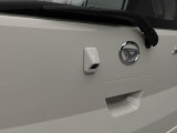 後退時に車両の後ろ側をモニター画面に表示します。車庫入れなどでバックする際に後方確認ができて便利です。車庫入れが苦手な人もこれで安心。