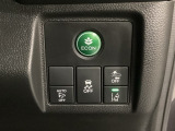 Hondaセンシング用の、VSA(ABS+TCS+横滑り抑制)解除とレーンキープアシストシステムのメインスイッチなどはハンドルの右側に装備しています。燃費に役立つECONボタンもここです。