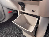 運転席と助手席の間にも小物が入る収納があります!