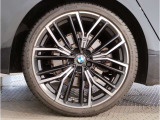 【BMWアロイホイル】軽量かつ強度に拘ったアロイホイル。走行性能ポテンシャルを引き出す設計。車の足元を引き締めてくれる大きなポイントはアロイホイルです。