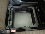 助手席シート下が小物入れになっているので車検証入れや替えの靴を入れてもいいですね♪