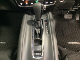 CVT車のセレクトレバーです。低速から高速まで、変速ショックのないスムーズな走りと、エンジン効率のよい領域を維持して燃費にも貢献します。サイドブレーキはスイッチ操作の電子制御パーキングブレーキです。