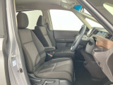 乗降がしやすい運転席。高さが調節できて小柄な女性でもベストポジションをとることができます。