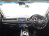 ドライバーを包み込むように、ディスプレーやスイッチ、コンソールを配置。座った瞬間から運転への期待が!空間そのものの心地よさにこだわっています。