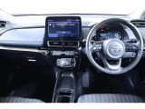 インテリアはブラック色を基調としたスタイリッシュなデザインになっています。運転視界も広々で、各操作スイッチなども使いやすい位置に配置されています。