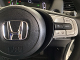 ハンドルにHondaセンシング系のクルーズコントロールやレーンキープアシストなどのスイッチが装備されています。ハンドルから手を離さず安全に操作できます。