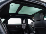 明るく開放的な光を生み出し広々とした空間を演出するパノラミックルーフ!ダークティンテッド強化ガラスは快適な車内温度を維持し日差しの影響を抑えるとともにプライバシーを保つ。電動サンブラインドも装備!