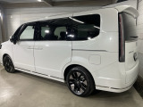 後部座席はプライバシーガラスです。断熱効果があるので、日光による車内温度の上昇を防いでくれます。