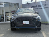 【ブラックStyle】シングルフレームグリルはAudiの象徴的なデザイン要素であり、一目でAudiとわかるスタイル、大きくて迫力のある形状が車のスポーティな印象を強調しており、魅力的なデザインとなっています。