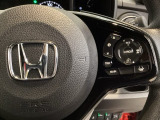 ハンドルにHondaセンシング系のクルーズコントロールやレーンキープアシストなどのスイッチが装備されています。ハンドルから手を離さず安全に操作できます。