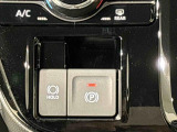 指先だけで簡単に操作が可能な電動パーキングブレーキを採用。「HOLD」スイッチを押すと、渋滞や信号待ちなどでブレーキペダルから足を離しても、ブレーキを保持するので安心です