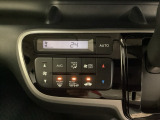 セレクトレバーの左側にオートエアコンがついてますので、簡単操作で快適に過ごせます。リア熱線のスイッチの中に、雪道に対応したサイドミラーヒーターも入っています。