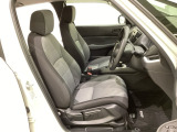 広い足元にゆったり座れるシートは長距離の運転でも疲れにくいシートです。女性でも運転がしやすいようにシートの高さ調整機能(シートリフター)がついています。