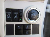 エンジンスタートはボタンを押すだけ!運転席にて両側電動スライドドアの開閉操作が出来ます!便利な機能です!