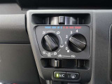 マニュアル式エアコンを搭載。
