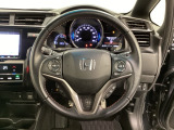 ハンドルにHondaセンシング系のクルーズコントロールやレーンキープアシストなどのスイッチと、オーディオの操作スイッチが装備されています。ハンドルから手を離さず安全に操作できます。