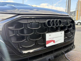 シングルフレームグリルはAudiの象徴的なデザイン要素であり、一目でAudiとわかるスタイル、大きくて迫力のある形状が車のスポーティな印象を強調しており、魅力的なデザインとなっています。