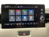 HondaCONNECT対応の便利なナビディスプレー。お持ちのスマートフォンと連携して、ナビやBluetoothでの音楽再生が可能です。デザインはもちろん、操作性も良好です。