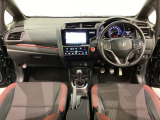 車内は光触媒抗菌消臭施工済です。スタイリッシュなデザインで暖かみのあるインパネ周りを演出します。グローブボックスやカップホルダーのほかにトレーなどたくさんの収納スペースが装備されています。