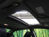 【サンルーフ】開放感たっぷりの希少装備、サンルーフが装着されています!車内に明かりを取り入れたり景色を楽しむ以外にも、車内の空気も簡単に換気できて快適です!