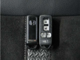 ◆スマートキー◆カギをバッグやポケットに入れたままでもドアロックの開閉ができる『スマートキー』付き!雨天や暗くなってもカギを取り出す必要がなくドアの開錠&エンジンも始動できます