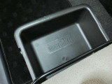 助手席下のシートアンダートレイです。