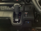 運転席周辺のスマートなレイアウトが、操作のしやすさを実現。快適なドライブをサポートします。