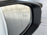 隣車線を走る車両をレーダーで検知し、ドアミラーでは確認しにくい後側方エリアに存在する車両に加え、急接近してくる車両も検知します。車両を検知するとドアミラーに搭載されたLEDインジケーターが点灯します。