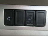 運転席にシートヒーターがついております。寒い日でも座面を温めてくれるスグレモノです!冷え性の女性にオススメの装備です♪