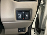 【両側パワースライドドア】です。リモコンや運転席のスイッチ操作で楽々自動開閉。