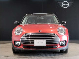 MINIのフロントグリルのデザインはイギリスで生まれた当初から、シルバーのサイドバーが折り重なった伝統的なデザインで御座います。その伝統はBMWのお車になってからでも少しずつ形を変えて守られております