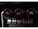 運転席と助手席、それぞれ温度調節ができ、オールシーズン快適なオートエアコンとなっております!