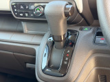 インパネシフトなので視線の移動少なく足元もすっきりです。