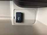 【USBポート】USBポートも装備されています♪スマートフォンのオーディオに連携も可能です。今や欠かせない装備の一つです!