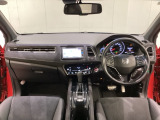 車内は光触媒抗菌消臭施工済です。インパネ周りはスタイリッシュなデザインで機能や装備も充実しています。グローブボックスやカップホルダーのほかにトレーなどたくさんの収納スペースが付いています。