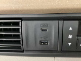エアコン操作パネルの左側に、スマートフォンなどの充電可能なUSB端子と、音源などの外部入力の可能なUSB端子がついています。移動中に充電もできるので便利です。
