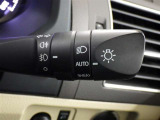 【オートライト】車外の明るさに応じて、自動的にライトの点灯・消灯をしてくれます。