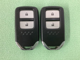 スマートキーを装備しています。鍵を差し込むことなくドアロックの開け閉めと、スタートボタン操作でのエンジンスタートができます。スペアキーも同じものを用意しております。