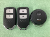 スマートキーを装備しています。鍵を差し込むことなくドアロックの開け閉めと、スタートボタン操作でのエンジンスタートができます。加えて、純正リモコンエンジンスターター用の操作キーもついています。