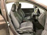 広い足元にゆったり座れるシートには肘掛けも装備しており長距離の運転でも疲れにくくなってます。女性でも運転がしやすいように、シートの高さ調整機能(シートリフター)がついています。