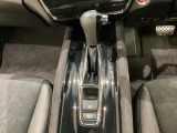 CVT車のセレクトレバーです。低速から高速まで、変速ショックのないスムーズな走りと、エンジン効率のよい領域を維持して燃費にも貢献します。サイドブレーキはスイッチ操作の電子制御パーキングブレーキです。