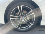 ホイールの真ん中にはBMWのロゴが光ります。細部までBMW一色ですね。