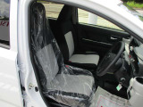 届出済未使用車ですので内装もキレイです♪ また、シートカバーの取付等も承ってましたのでお気軽にご相談ください♪