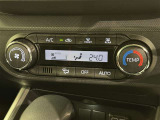 オートエアコン付きなので一度、気温を設定すれば自動的に過ごし易い温度に調整してくれますよ。 車内をいつでも快適空間にしてくれます。