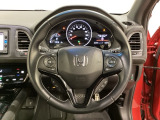 ハンドルにHondaセンシング系のクルーズコントロールやレーンキープアシストなどのスイッチと、オーディオの操作スイッチが装備されています。ハンドルから手を離さず安全に操作できます。