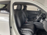 肘掛けとシートヒーター装備のフロントシートで長時間でも快適ドライブ!