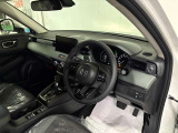 先進デザインと高級感のある運転席周りとなっております♪