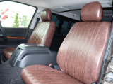 2列目も同様にシートカバーを装着しており高級感のある内装に仕上がっております♪